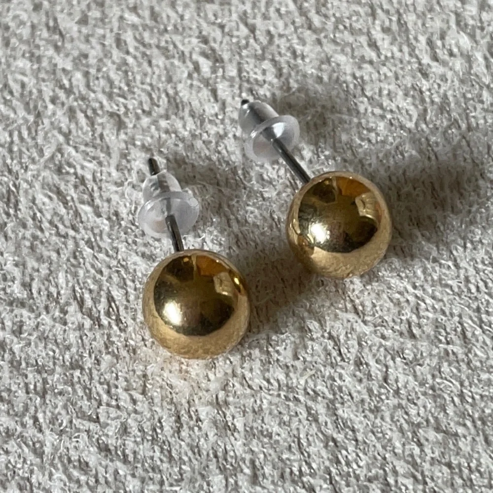 Round gold studs